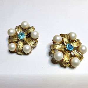 Vintage goldtone faux pearl clip earrings